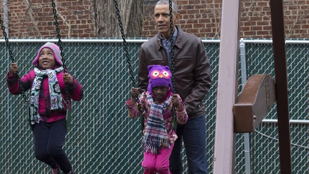 Barack Obama hilft Kindern in Washington beim Swingen: Die Obamas sind gerne den Menschen nahe, ein Geheimnis ihres Erfolgs.  (Quelle: Imago-Bilder)