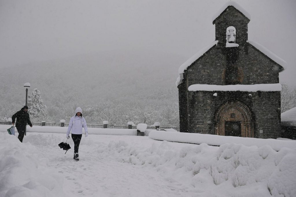 Lawinenwarnungen, Stromausfälle nach Schneefall in Österreich