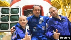 Die Besatzungsmitglieder, Kosmonaut Anton Shkaplerov, Schauspielerin Yulia Peresild und Regisseur Klim Shipenko.