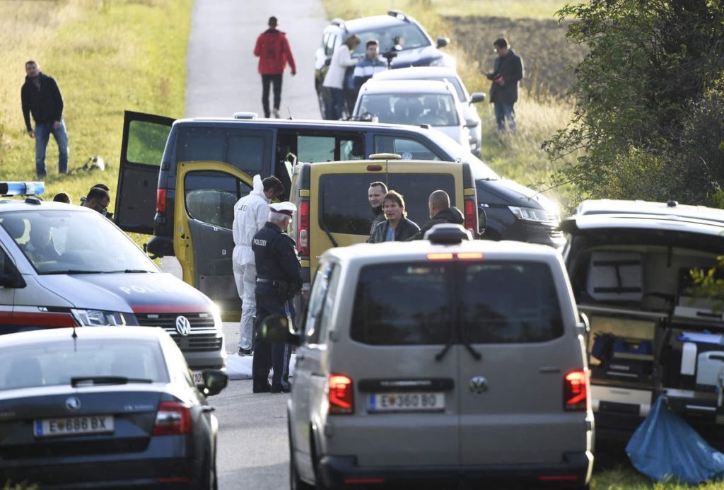 Suche nach österreichischem Fahrer, nachdem zwei Flüchtlinge im Bus gestorben sind