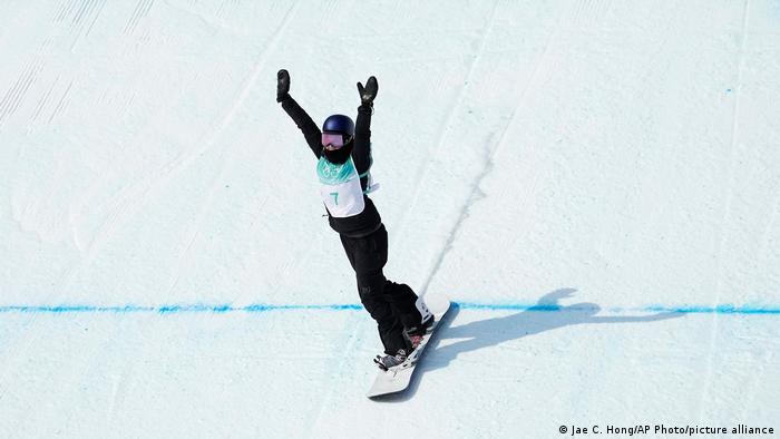 Olympijské hry 2022 v Pekingu: Anna Gasser vyhrála zlato v big-air snowboardingu |  Sport |  Německý fotbal a důležité mezinárodní sportovní zprávy