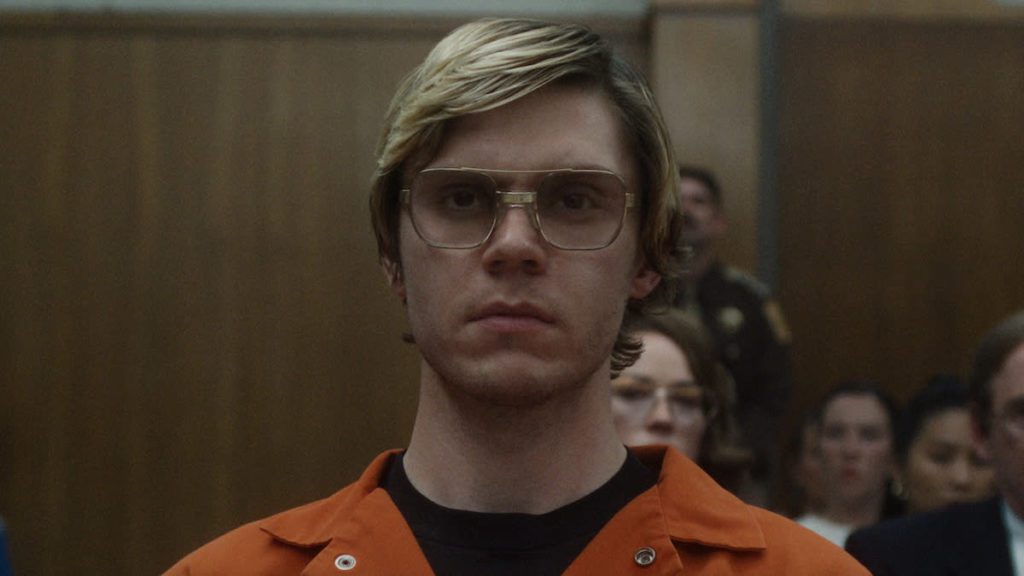 Evan Peters trägt eine Fliegerbrille in Ryan Murphys Trailer zur Jeffrey Dahmer-Serie: Ansehen