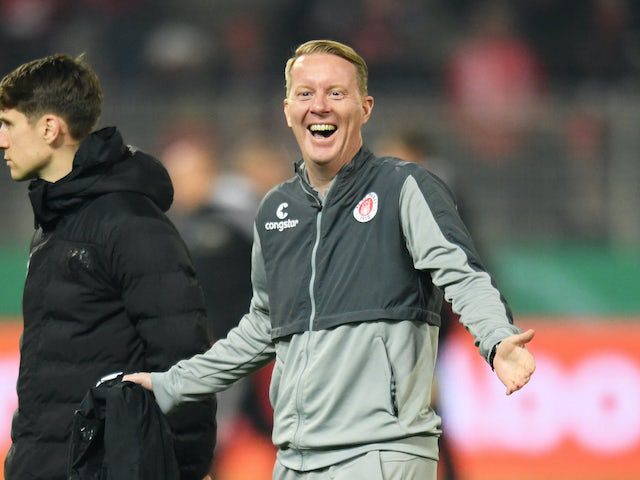 Timo Schultz, Trainer von St. Pauli, vor dem Spiel am 1. März 2022